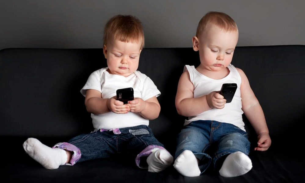 los menores de tres años no tengan ninguna exposición a las pantallas, que entre los niños de cuatro a seis años no se supere la media hora diaria. Es imprescindible el acompañamiento digital. 